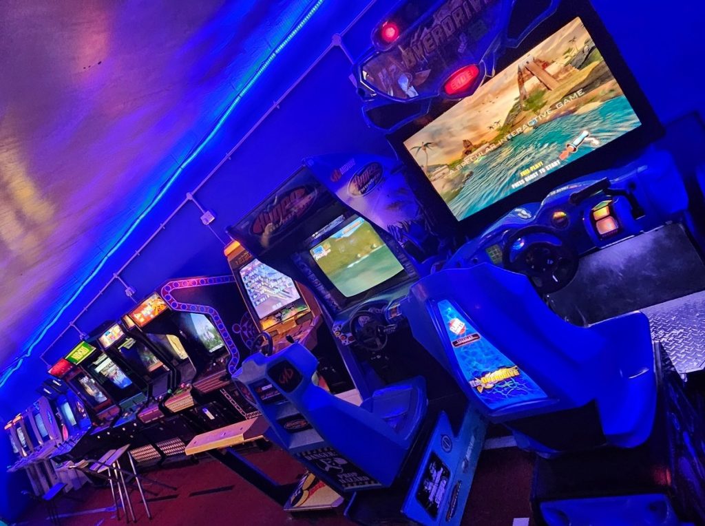 Row of driving cabinets including Hydro Thunder and H2Overdrive