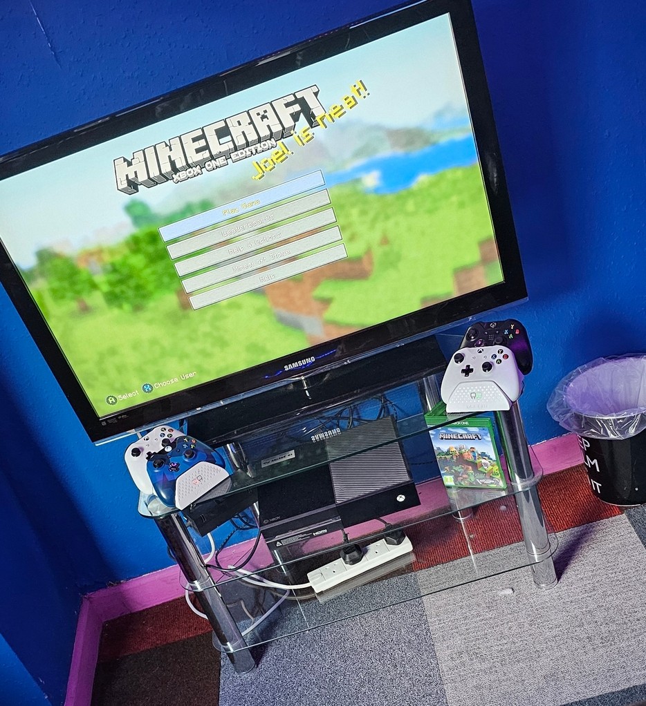 Xbox One running Minecraft with two controllers
